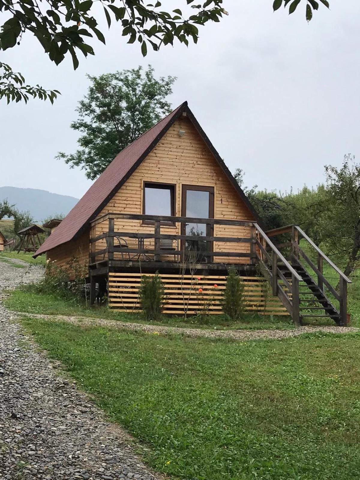 Cabanele Lu' Dinu * Curtea de Argeş